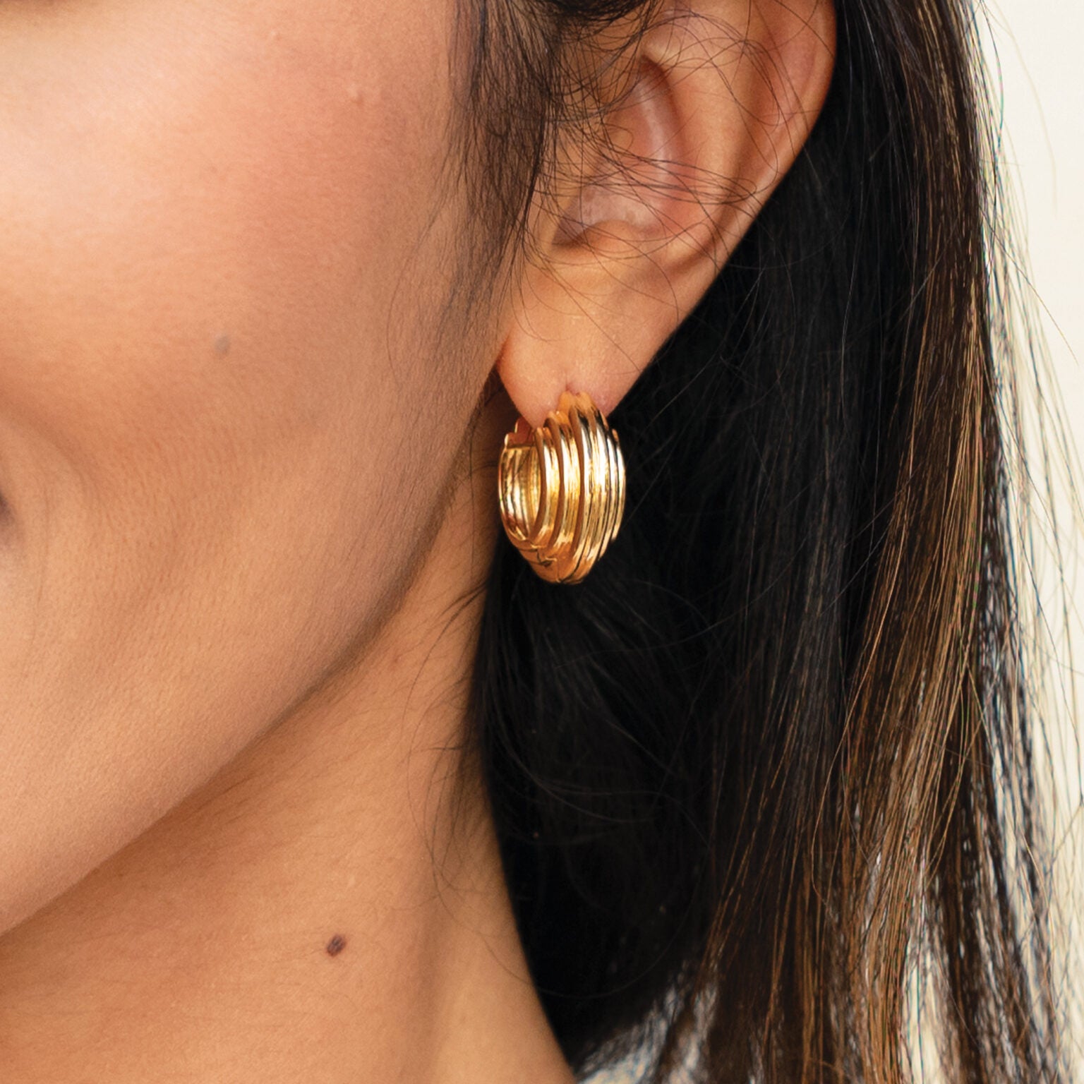 RIDGE HOOP EARRINGS